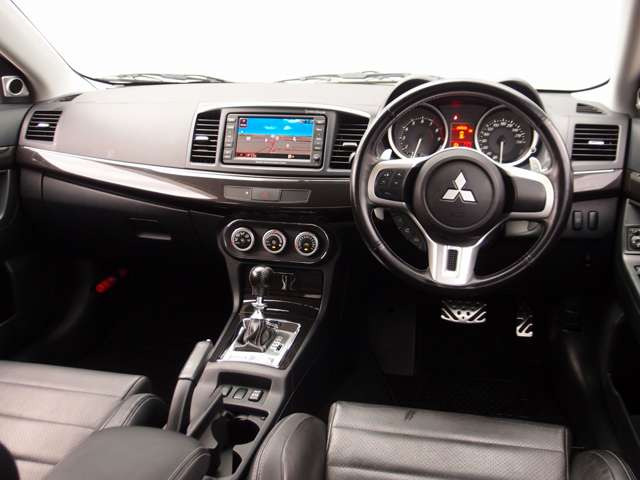 �������Y��Ƀ��[���N���[�j���O�ς݂ƂȂ�܂��B���΂��̌��ȏL����F���܂̏L����������܂���B����]�ɉ�����RECARO���Ȃǂ̃X�|�[�c�V�[�g�ɕύX���\�ł��B���C�y�ɂ����k�������܂�