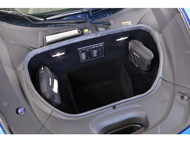 �g�����N�X�y�[�X�̓t�����g���ɐݒu����Ă���܂��B