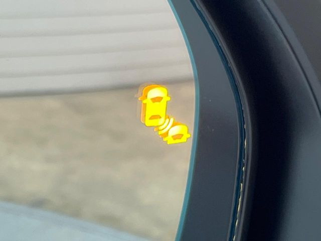 【ブラインドスポットインフォメーション】走行中、ドアミラーの死角になりやすい箇所に後続車が接近するとサイドミラー付近に警告を表示、ドライバーに注意喚起をしてくれます。