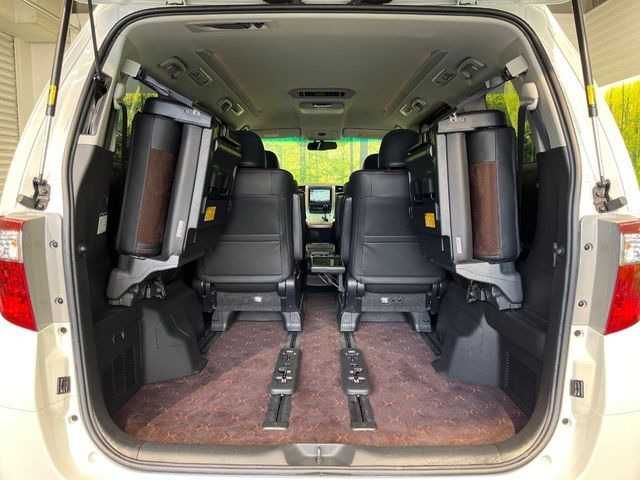 ���i�̂���������ʋ΁A���}���ɏ\���ȉ׎��X�y�[�X���m�ۂ��Ă���܂��B�Z�J���h�V�[�g��|���ƁA�傫�ȉו��̐ύڂ��\�ł���