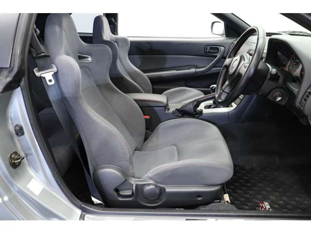 �j�X���}�t���[����������Ă���܂��̂ŁA�{����GT-R�̂��̂܂܂̏�Ԃ��y���ނ̂��悵�A�J�X�^�����Ď����F��1��Ɏd�グ��̂��悵�A����Ƃ�����Ɏ���Ă�����������1��ł��B