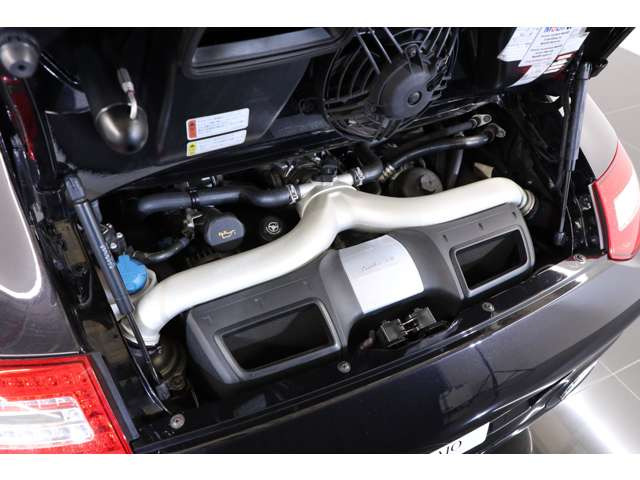 3.8L �����Ό�6�C��DOHC�c�C���^�[�{�A500ps/66.3kgm�A�S��&times;�S��&times;�S��mm 4450&times;1850&times;1300mm�A�ԗ��d�� 1600kg