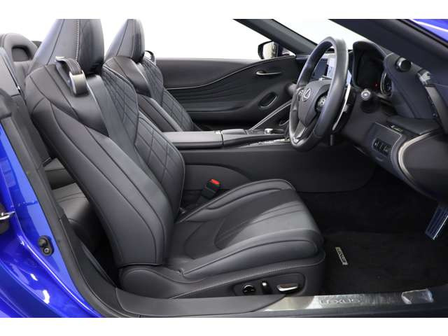 ���̊p�x�ɂ���ĕ\���ς���q�[�g�u���[�͊�d�ɂ��d�Ȃ荇���Ǝ��̃��C�������O�h�����{����Ă���A���ʂȑ��݊�������܂��B