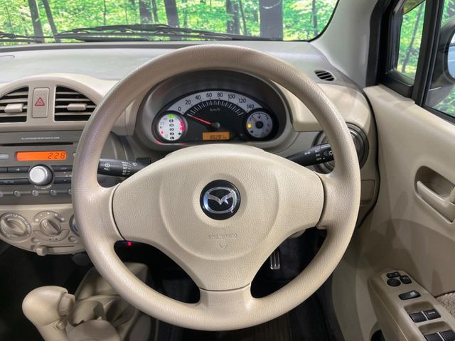 �C���e���A�ɍ��킹���f�U�C���̃X�e�A�����O�́A�^�]�������̂��Ƃ��l���A�^�]���₷���`��A�傫���ł��B�����x�A���ۂɐG���Ă��m���߂��������B