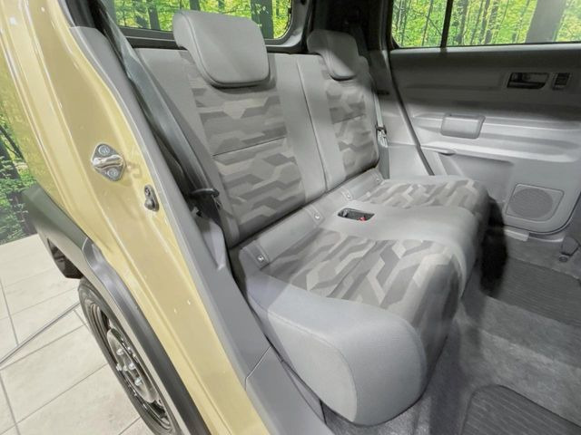 後部座席も気になるようなキズ・汚れやへたり等、大きなダメージはなく、良好な状態です。