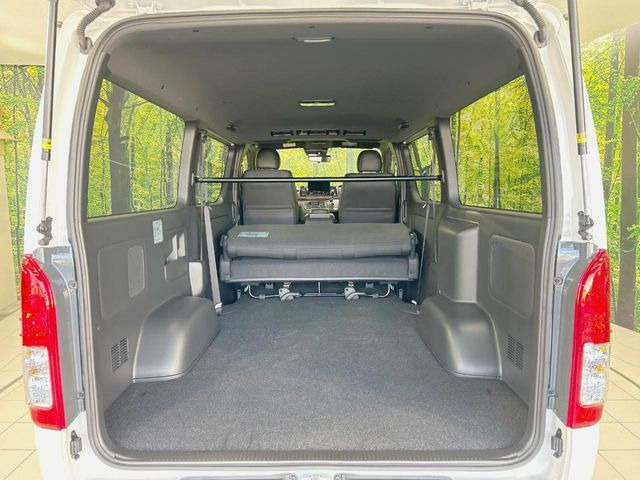 ���i�̂���������ʋ΁A���}���ɏ\���ȉ׎��X�y�[�X���m�ۂ��Ă���܂��B�Z�J���h�V�[�g��|���ƁA�傫�ȉו��̐ύڂ��\�ł���