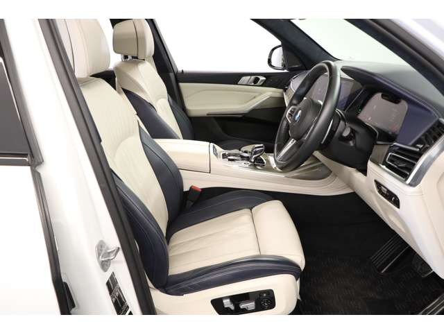 ご家族でのお出かけや大きい荷物も積めるよう日常的に使用できる3列シートも装備されておりますので、非常に使い勝手の良い一台となっております。