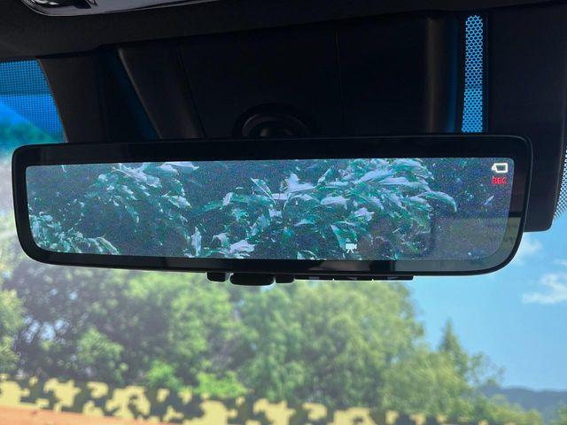 【デジタルインナーミラー】後席の大きな荷物や同乗者で後方が確認しづらい時でも安心!カメラが撮影した車両後方の映像をルームミラー内に表示。クリアな視界で状況の確認が可能です!