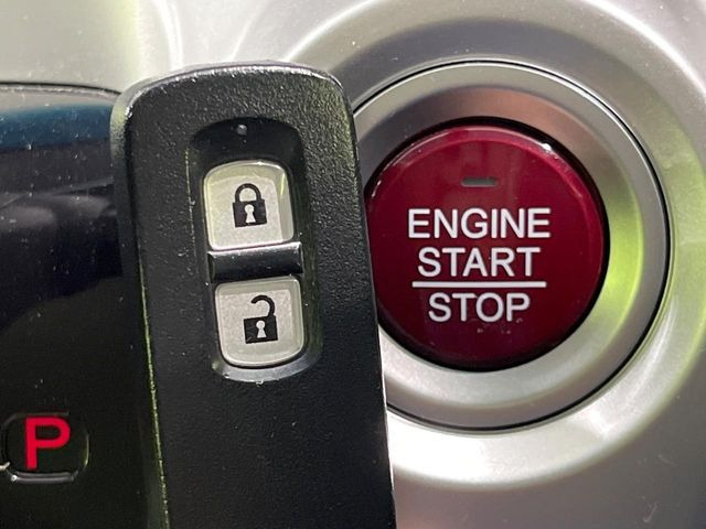 �yHonda�X�}�[�g�L�[�z�J�o����|�P�b�g�ɓ��ꂽ�܂܂ł��h�A�̎{���E�������\�ȃX�}�[�g�L�[�𑕔��B�G���W���̃I���E�I�t�����J�M�����o���K�v����������Ƃ��Ă��֗��ł���