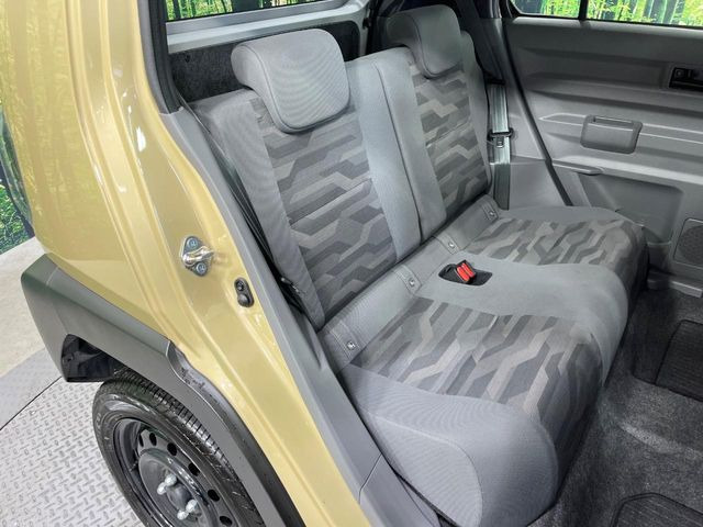 後部座席も気になるようなキズ・汚れやへたり等、大きなダメージはなく、良好な状態です。