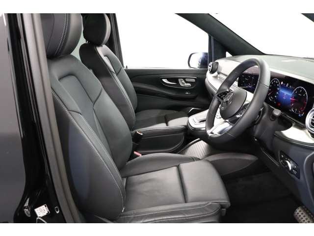 ���̐������ꂽ�X�^�C���͊O�ς����ɂƂǂ܂炸�A�ԓ��֑��𓥂ݓ��ꂽ�u�ԁA�܂�Ńt�@�[�X�g�N���X�ɏ����ꂽ���̂悤�ȓ��ʂȐ��E���L����܂��B