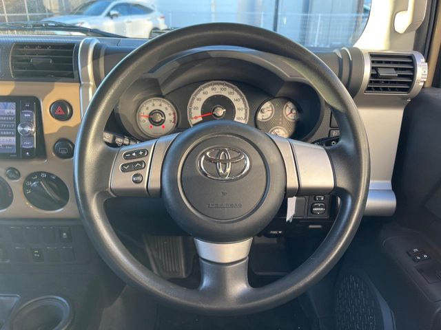 �C���e���A�ɍ��킹���f�U�C���̃X�e�A�����O�́A�^�]�������̂��Ƃ��l���A�^�]���₷���`��A�傫���ł��B�����x�A���ۂɐG���Ă��m���߂��������B