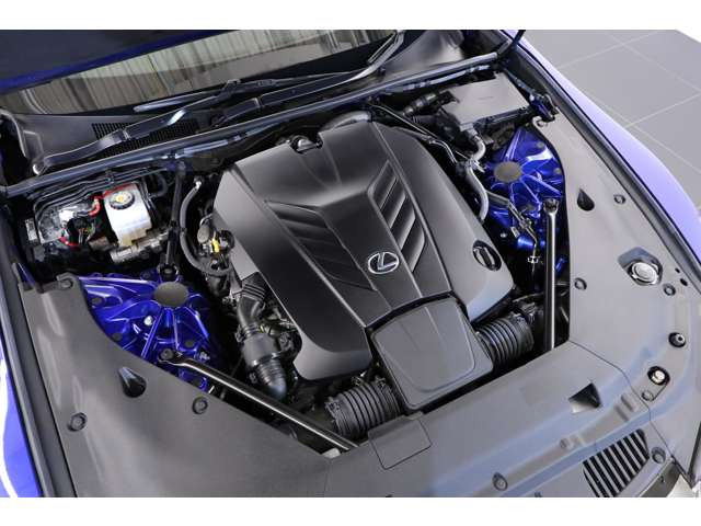 5.0L V�^8�C��DOHC�A477ps/55.1kgm�A�S��&times;�S��&times;�S��mm 4770&times;1920&times;1350mm�A�ԗ��d�� 2050kg