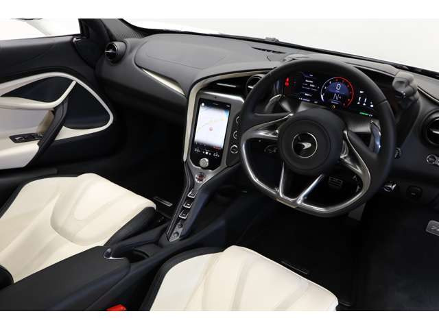 �����Ԃ̃h���C�u�ł����ɂ����A�}�N���[������p�̃R���t�H�[�g�V�[�g�𑕔��B�l�ԍH�w�Ɋ�Â����݌v�ŁA�D�ꂽ�z�[���h���Ɖ��K�ȍ���S�n�𗼗����Ă��܂��B