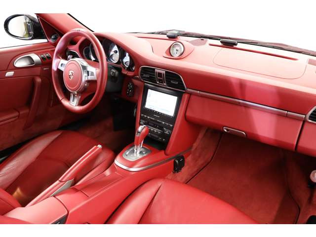 �[�݂���u���b�N�O���ɏ㎿�ȓ��������a���A��l�̃X�|�[�c�J�[�Ƃ��Ă̖��͂𑶕��Ɋ�������997�^�[�{�ł��B