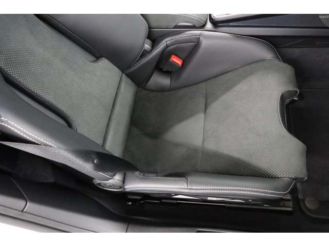 �J�[�{���C���e���APKG�����ɂ��A�������O�ꂵ���y�ʉ��ƃX�|�[�e�B�����������Ă��܂��B