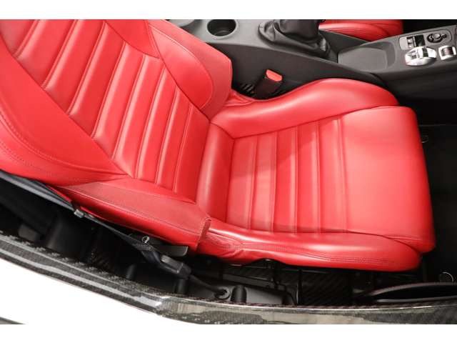 <��v����>1.7L ����4�C��DOHC�^�[�{�A240ps/35.7kgm�A�S��&times;�S��&times;�S��mm 3990&times;1870&times;1190mm�A�ԗ��d�� 1060kg