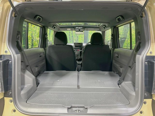 後席を格納すると、これだけの広さが!シーンに合わせたシートアレンジで、大きな荷物も積むことが出来ます♪