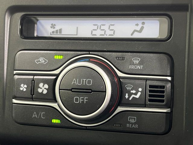 【オートエアコン】一度お好みの温度に設定すれば、車内の温度を検知し風量や温度を自動で調整。暑い&hellip;寒い&hellip;と何度もスイッチ操作をする必要はありません。快適な車内空間には必須の機能ですね♪