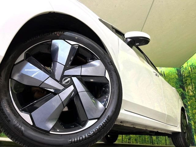 �y����17�C���`�A���~�z�C�[���z�O�ςɃ}�b�`���������A���~�z�C�[���𑕒����Ă���܂��B�e��ЊO�A���~�z�C�[����A�X�^�b�h���X�^�C�����戵�����Ă���܂��B���񂲑��k����������