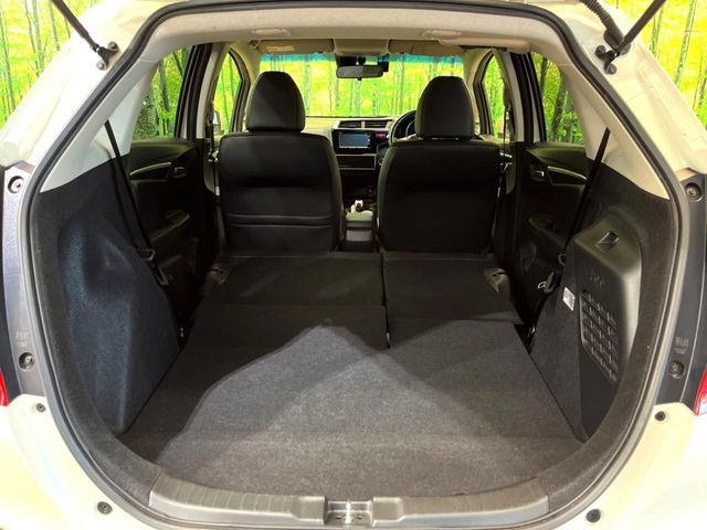 ���i�̂���������ʋ΁A���}���ɏ\���ȉ׎��X�y�[�X���m�ۂ��Ă���܂��B�Z�J���h�V�[�g��|���ƁA�傫�ȉו��̐ύڂ��\�ł���