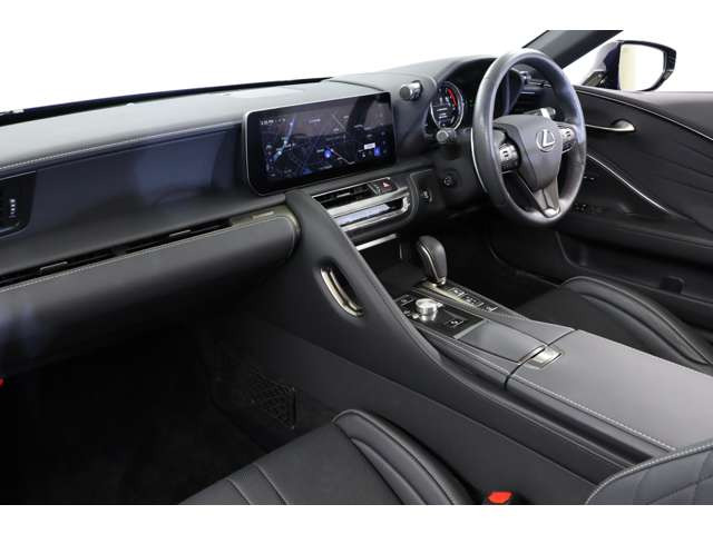 ���e���A�ɂ͌��I���ꂽ���U�[�ƒ��J�Ȏd���Ă��{����A�I�[�v�����ɂ͊O���Ƃ̔������R���g���X�g�𐶂ݏo���A�ړ����̂��̂�D��Ȏ��ԂւƏ��؂����܂��B