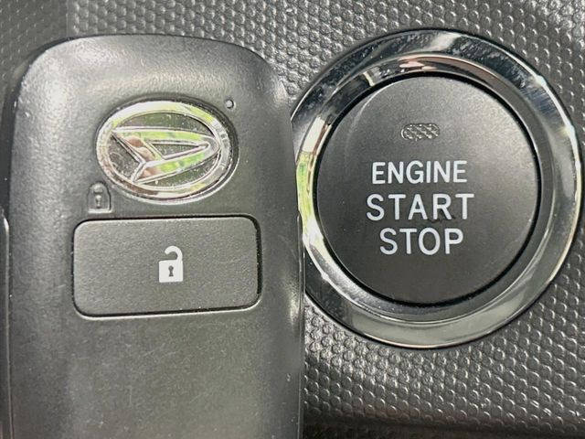 【キーフリーシステム】カバンやポケットに入れたままでもドアの施錠・解錠が可能なスマートキーを装備。エンジンのオン・オフ時もカギを取り出す必要が無いからとっても便利です♪