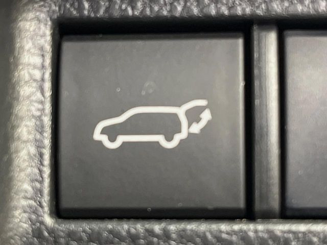 【パワーバックドア】スマートキーや運転席のボタンを押すだけでリアゲートが自動で開閉します!荷物を持っている時や、高い位置にあるバックドアを閉める際に便利な機能です♪