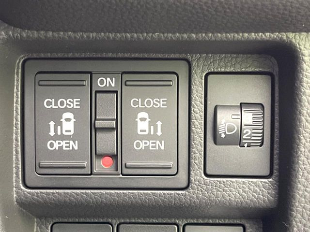 【両側パワースライドドア】スマートキーや運転席のスイッチで後席両側スライドドアの開閉が可能♪電動だから力を入れてドアを開ける必要が無く、小さなお子様でも簡単に開け閉めでき快適です♪