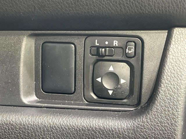 �y�d���i�[�~���[�z�T�C�h�~���[�͓d���i�[���ƂȂ��Ă���A�������ԏ�ł��L�Y�������X�N��}�����܂��B