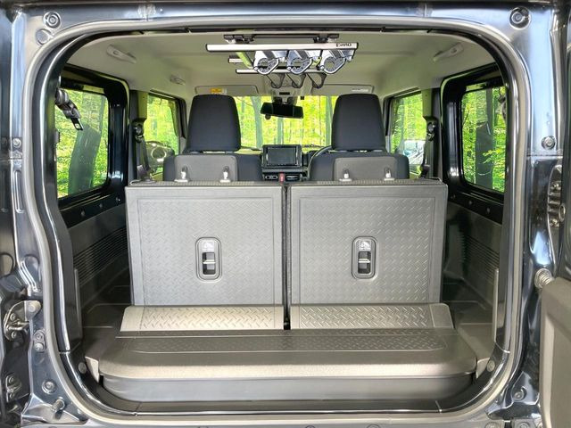 ���i�̂���������ʋ΁A���}���ɏ\���ȉ׎��X�y�[�X���m�ۂ��Ă���܂��B�Z�J���h�V�[�g��|���ƁA�傫�ȉו��̐ύڂ��\�ł���