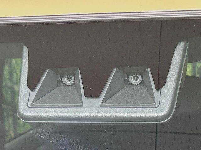 【スマートアシスト】走行中に前方の車両等を認識し、衝突しそうな時は警報とブレーキで衝突回避と被害軽減をアシスト。より安全にドライブをお楽しみいただけます。