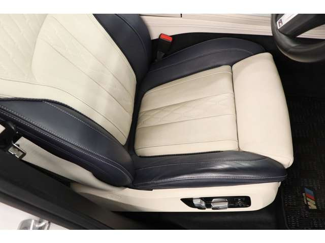 大人気オプションのパノラマサンルーフやウェルネスPKGも装備され、後部座席にお乗りになる方も快適にご移動できる当車両は、入庫後多数のお問い合わせが予想されます。