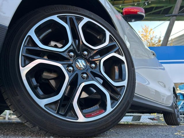 �y����17�C���`�A���~�z�C�[���z�O�ςɃ}�b�`���������A���~�z�C�[���𑕒����Ă���܂��B�e��ЊO�A���~�z�C�[����A�X�^�b�h���X�^�C�����戵�����Ă���܂��B���񂲑��k����������