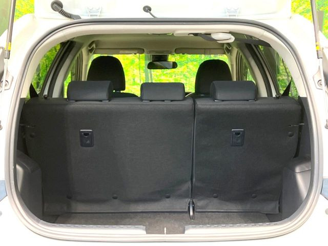 ���i�̂���������ʋ΁A���}���ɏ\���ȉ׎��X�y�[�X���m�ۂ��Ă���܂��B�Z�J���h�V�[�g��|���ƁA�傫�ȉו��̐ύڂ��\�ł���