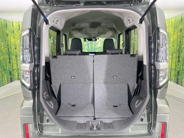 ���i�̂���������ʋ΁A���}���ɏ\���ȉ׎��X�y�[�X���m�ۂ��Ă���܂��B�Z�J���h�V�[�g��|���ƁA�傫�ȉו��̐ύڂ��\�ł���