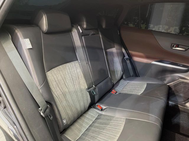 後部座席も気になるようなキズ・汚れやへたり等、大きなダメージはなく、良好な状態です。