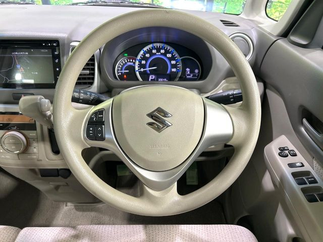 �C���e���A�ɍ��킹���f�U�C���̃X�e�A�����O�́A�^�]�������̂��Ƃ��l���A�^�]���₷���`��A�傫���ł��B�����x�A���ۂɐG���Ă��m���߂��������B