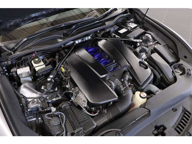 5.0L V�^8�C��DOHC�A477ps/54.0kgm�A�S��&times;�S��&times;�S��mm 4705&times;1850&times;1390mm�A�ԗ��d��1810kg