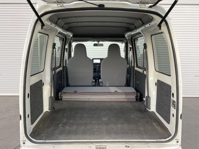 ���i�̂���������ʋ΁A���}���ɏ\���ȉ׎��X�y�[�X���m�ۂ��Ă���܂��B�Z�J���h�V�[�g��|���ƁA�傫�ȉו��̐ύڂ��\�ł���