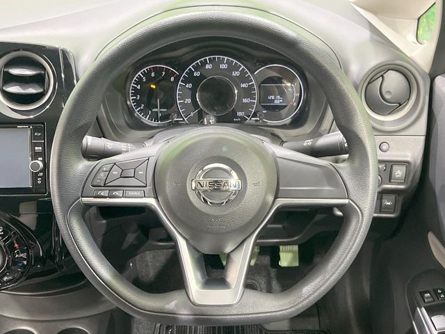 �C���e���A�ɍ��킹���f�U�C���̃X�e�A�����O�́A�^�]�������̂��Ƃ��l���A�^�]���₷���`��A�傫���ł��B�����x�A���ۂɐG���Ă��m���߂��������B