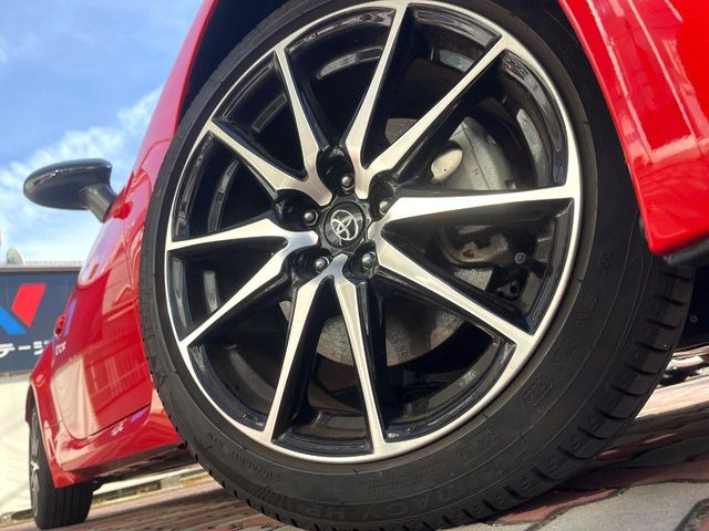 �y����17�C���`�A���~�z�C�[���z�O�ςɃ}�b�`���������A���~�z�C�[���𑕒����Ă���܂��B�e��ЊO�A���~�z�C�[����A�X�^�b�h���X�^�C�����戵�����Ă���܂��B���񂲑��k����������