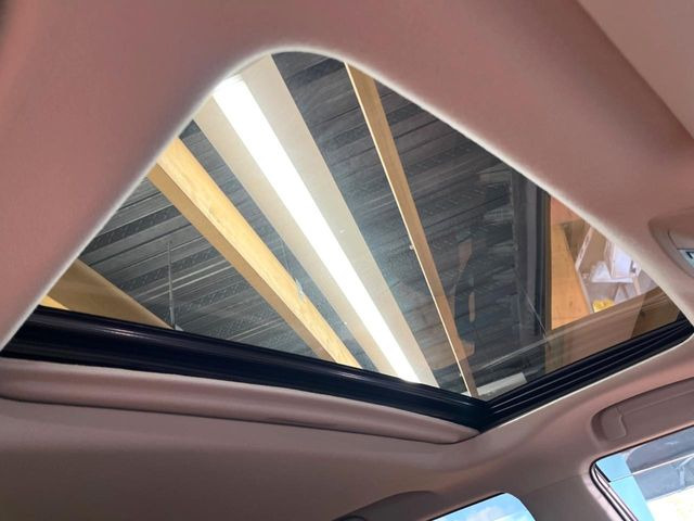 【サンルーフ】開放感たっぷりの希少装備、サンルーフが装着されています!車内に明かりを取り入れたり景色を楽しむ以外にも、車内の空気も簡単に換気できて快適です!