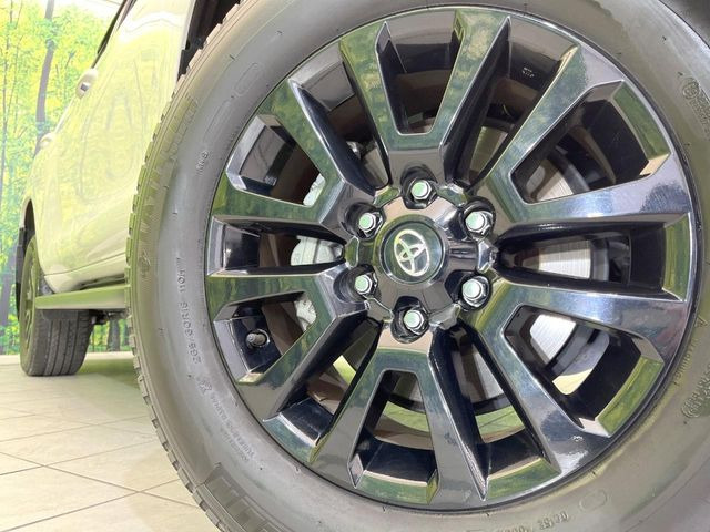 【純正18インチアルミホイール】外観にマッチした純正アルミホイールを装着しております。各種社外アルミホイールや、スタッドレスタイヤも取扱いしております。是非ご相談ください♪