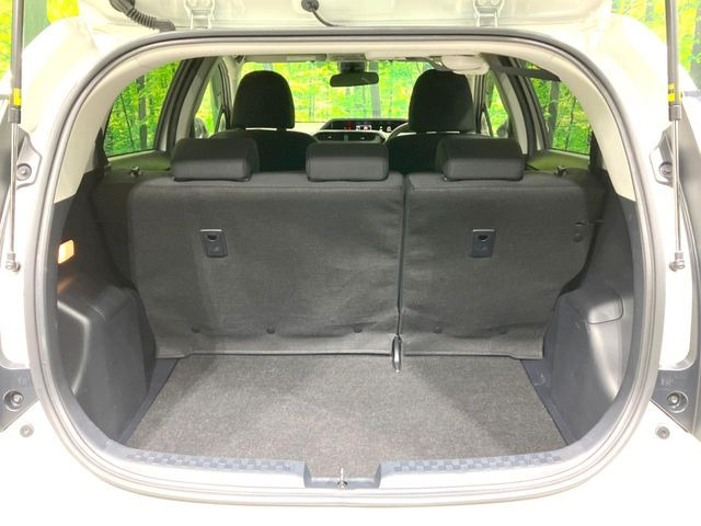 ���i�̂���������ʋ΁A���}���ɏ\���ȉ׎��X�y�[�X���m�ۂ��Ă���܂��B�Z�J���h�V�[�g��|���ƁA�傫�ȉו��̐ύڂ��\�ł���