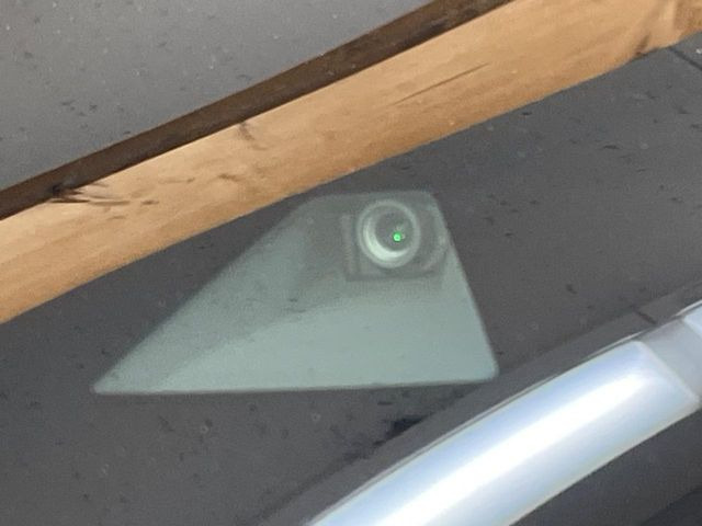 �y�C���e���W�F���g�G�}�[�W�F���V�[�u���[�L�z�t�����g�J�����őO���̎ԗ�����s�҂����m�B�Փ˂������Ȏ��͏Փ˔�Q�y���u���[�L���쓮�A�Փˉ�����T�|�[�g�B�����S�Ƀh���C�u�����y���݂��������܂��B