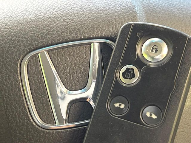 �yHonda�X�}�[�g�L�[�z�J�o����|�P�b�g�ɓ��ꂽ�܂܂ł��h�A�̎{���E�������\�ȃX�}�[�g�L�[�𑕔��B�G���W���̃I���E�I�t�����J�M�����o���K�v����������Ƃ��Ă��֗��ł���