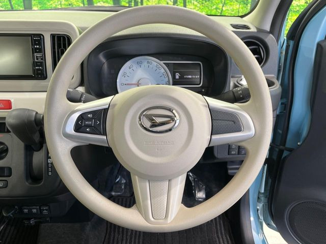 �C���e���A�ɍ��킹���f�U�C���̃X�e�A�����O�́A�^�]�������̂��Ƃ��l���A�^�]���₷���`��A�傫���ł��B�����x�A���ۂɐG���Ă��m���߂��������B