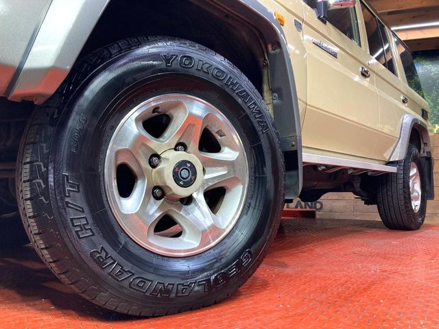 �y����16�C���`�A���~�z�C�[���z�O�ςɃ}�b�`���������A���~�z�C�[���𑕒����Ă���܂��B�e��ЊO�A���~�z�C�[����A�X�^�b�h���X�^�C�����戵�����Ă���܂��B���񂲑��k����������