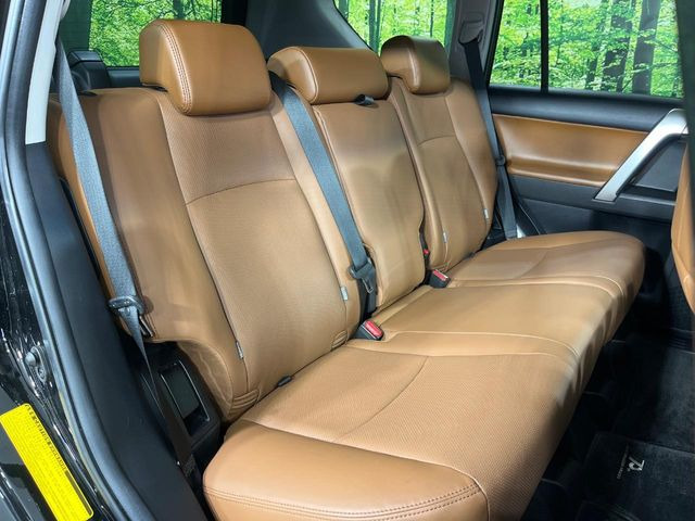 広々とした2列目シートは居住性が高く、居心地も快適!友達や家族とのお出かけにぴったりです。ベビーシートやチャイルドシート使用時も快適にお過ごしいただける十分な空間を確保しています。